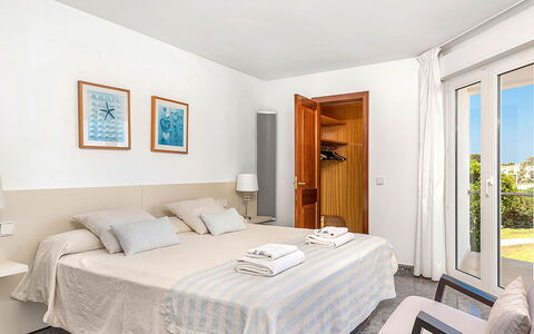 Villa the Cliff: Möbel, Interior Design, Schlafzimmer, Bett, Fussboden, Flooring, Textil, Zimmer, Wohnung, Bettdecke