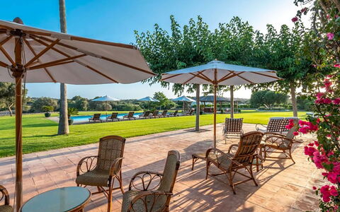 Villa Golf: Blau, Garten, Resort, Schatten, Schwimmbad, Freizeit, Regenschirm, Rasen, Landscaping, Park
