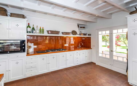 Villa Golf: Küche, Interior Design, Countertop, Flooring, Cabinetry, Holz, Zuhause, Fussboden, Möbel, Schrank