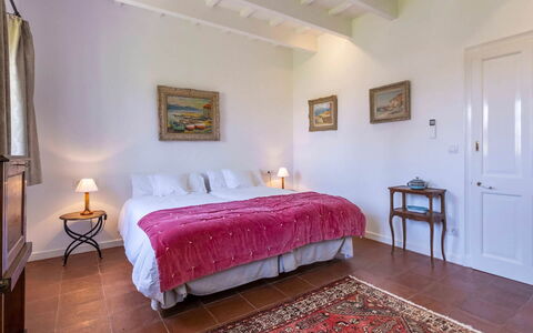 Villa Golf: Wand, Möbel, Flooring, Fussboden, Bett, Schlafzimmer, Interior Design, Bettdecke, Zuhause, Bettrahmen