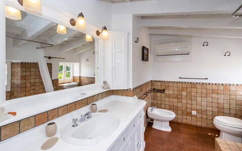 Villa Golf: Armatur, Interior Design, Sinken, Bad Sink, Badezimmer, Flooring, Decke, Zapfhahn, Badezimmerschrank, Fussboden