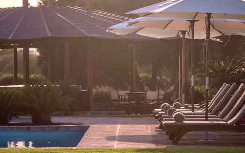 Villa Golf: Schatten, Regenschirm, Schwimmbad, Gartenmöbel, Resort, Garten, Landscaping, Eco Hotel, Sonnenliege