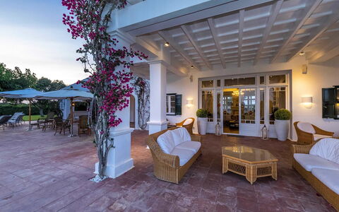 Villa Golf: Möbel, Gartenmöbel, Resort, Wohngebiet, Stuhl, Zuhause, Estate, Blumentopf, Schatten, Schwimmbad