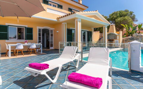 Villa Superba: Schwimmbad, Resort, Gartenmöbel, Eco Hotel, Estate, Freizeit, Stuhl, Villa, Sonnenliege, Hotel