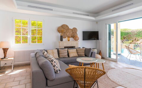 Villa Superba: Möbel, Holz, Interior Design, Tabelle, Fussboden, Flooring, Stuhl, Zuhause, Couch, Wohnzimmer