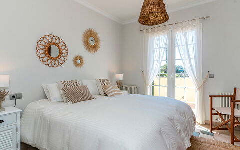 Villa Superba: Bett, Möbel, Schlafzimmer, Bedding, Bettdecke, Linens, Interior Design, Zuhause, Fussboden, Dekokissen