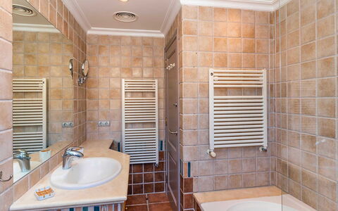 Villa Superba: Flooring, Fussboden, Wand, Armatur, Interior Design, Badezimmer, Fliese, Decke, Zimmer, Installation
