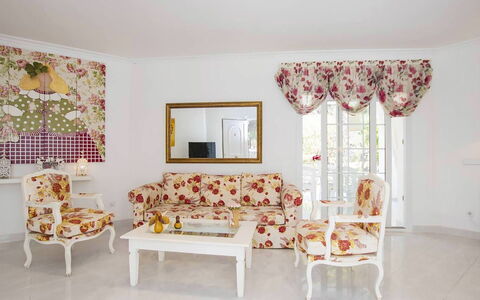 Villa Mosaic: Möbel, Interior Design, Couch, Flooring, Fussboden, Wohnzimmer, Textil, Tabelle, Zimmer, Beleuchtung