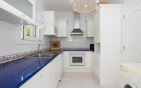 Villa Mosaic: Flooring, Interior Design, Küche, Countertop, Fussboden, Cabinetry, Major Appliance, Zuhause, Beleuchtung, Küchengerät