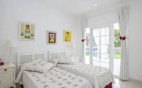 Villa Mosaic: Möbel, Interior Design, Bett, Schlafzimmer, Fussboden, Flooring, Decke, Textil, Zuhause, Beleuchtung