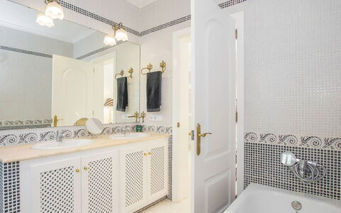 Villa Mosaic: Interior Design, Armatur, Flooring, Fussboden, Badezimmerschrank, Zapfhahn, Installation, Badezimmer, Beleuchtung, Fliese
