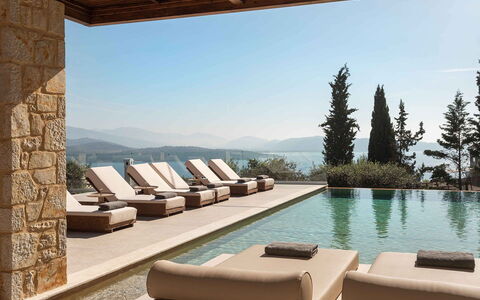 Villa Senia: Zuhause, Resort, Estate, Eco Hotel, Stuhl, Schatten, Villa, Landscaping, Schwimmbad