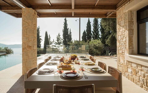 Villa Senia: Möbel, Zuhause, Küche & Esszimmer Tisch, Tabelle, Stuhl, Schatten, Restaurant, Esszimmer, Natürliches Material, Estate
