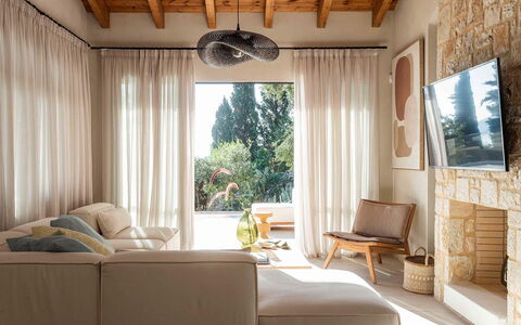 Villa Senia: Möbel, Interior Design, Wand, Zuhause, Couch, Holz, Flooring, Wohnzimmer, Fussboden, Zimmer