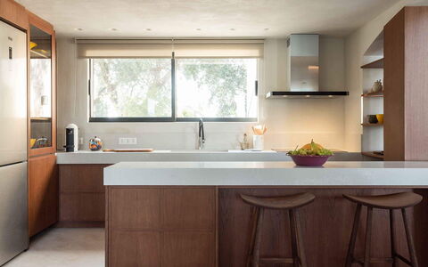 Villa Senia: Küche, Möbel, Countertop, Interior Design, Cabinetry, Flooring, Wand, Holz, Küchengerät, Zuhause