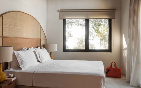 Villa Senia: Möbel, Interior Design, Schlafzimmer, Bett, Holz, Bedding, Bettdecke, Linens, Fussboden, Textil