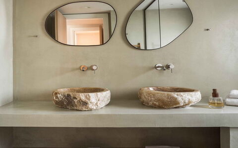 Villa Senia: Interior Design, Armatur, Flooring, Spiegel, Badezimmer, Sinken, Installation, Bad Sink, Zapfhahn, Light Fixture