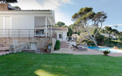 Villa Bellalta: Haus, Wohngebiet, Zuhause, Veranda, Estate, Treppe, Hütte, Gartenmöbel, Resort, Villa