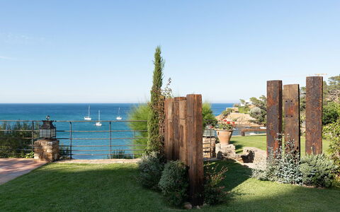 Villa Bellalta: Strauch, Meer, Garten, Ozean, Küste, Landscaping, Schatten, Blumentopf, Tropen