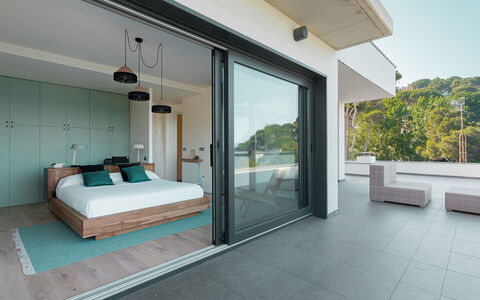 Villa Bellalta: Interior Design, Fussboden, Flooring, Schlafzimmer, Möbel, Wohnung, Bett, Zimmer, Kissen, Resort