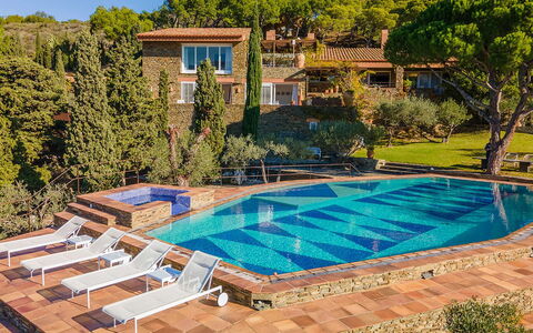 Casa Gigliola: Schwimmbad, Blau, Resort, Gartenmöbel, Eco Hotel, Verbundwerkstoff, Freizeit, Sonnenliege, Schatten, Water Feature