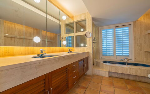 Casa Gigliola: Interior Design, Flooring, Fussboden, Armatur, Wand, Countertop, Badezimmer, Holz, Bad Sink, Sinken
