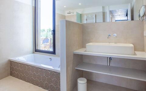 Villa Mirante: Badezimmer, Armatur, Flooring, Wand, Interior Design, Fussboden, Badewanne, Sinken, Zapfhahn, Bad Sink