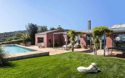 Casa Jhonny: Wohngebiet, Haus, Zuhause, Strauch, Dach, Tür, Estate, Garten, Hütte, Bauernhaus
