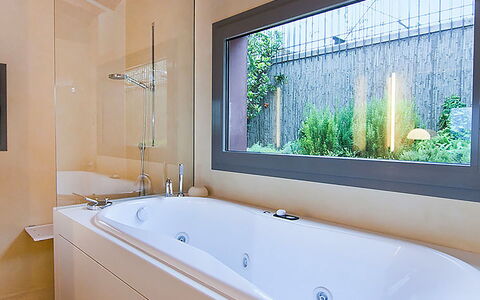 Casa Jhonny: Armatur, Badewanne, Badezimmer, Interior Design, Wand, Flooring, Zapfhahn, Fussboden, Installation, Zuhause