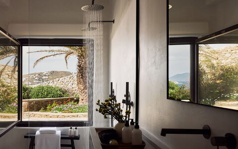 Villa Talia: Wand, Interior Design, Armatur, Decke, Beleuchtung, Zapfhahn, Installation, Light Fixture, Badezimmer, Zimmerpflanze