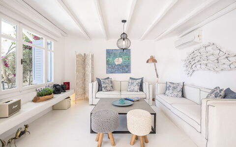 Villa Tiche: Möbel, Wand, Interior Design, Couch, Flooring, Fussboden, Zuhause, Wohnzimmer, Zimmer, Wohnung