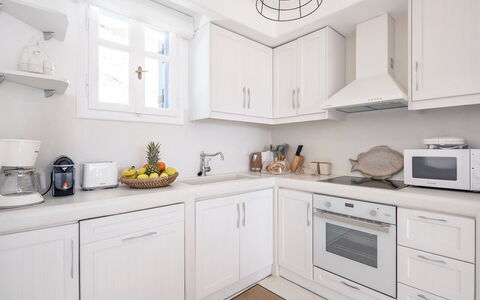 Villa Tiche: Küche, Cabinetry, Countertop, Küchengerät, Major Appliance, Möbel, Interior Design, Sinken, Schrank, Zuhause