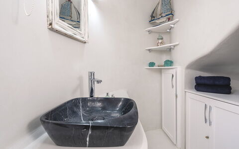 Villa Tiche: Armatur, Badezimmer, Wand, Interior Design, Sinken, Zapfhahn, Bad Sink, Installation, Badezimmerschrank, Flooring