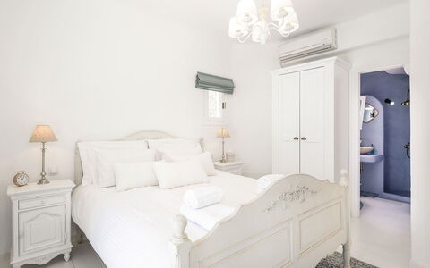 Villa Tiche: Möbel, Bett, Schlafzimmer, Interior Design, Bedding, Bettdecke, Fussboden, Textil, Decke, Linens