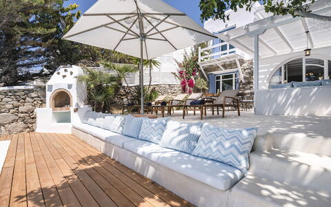 Villa Tiche: Gartenmöbel, Möbel, Zuhause, Schatten, Resort, Blumentopf, Treppe, Balkon, Stuhl, Estate