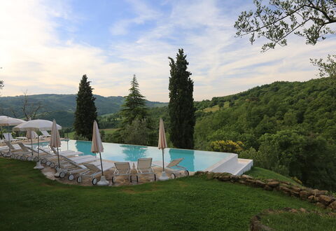 Borgo di San Biagio: Baum, Sommer, Landschaft, Schwimmbad, Bergstation, Gartenmöbel, Landscaping, Lärche, Eco Hotel