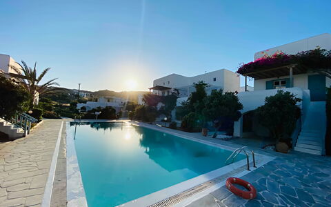 Mykonos Pool House 2: Schwimmbad, Resort, Gartenmöbel, Freizeit, Eco Hotel, Sonnenliege, Regenschirm, Ferienort, Urlaub, Hotel