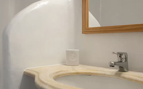 Mykonos Pool House 2: Armatur, Zapfhahn, Installation, Badezimmer, Sinken, Bad Sink, Spiegel, Keramik