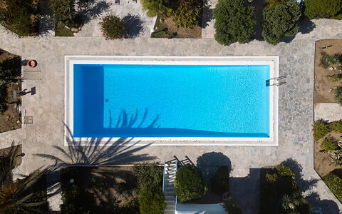 Mykonos Pool House 3: Schwimmbad, Blau, Wasser, Resort, Verbundwerkstoff, Freizeit, Schatten, Eco Hotel, Gartenmöbel, Water Feature