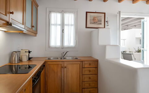 Mykonos Pool House 3: Möbel, Sinken, Holz, Interior Design, Countertop, Cabinetry, Flooring, Armatur, Küche, Fussboden