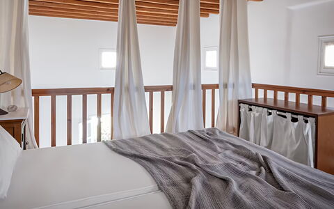 Mykonos Pool House 3: Möbel, Interior Design, Holz, Fussboden, Flooring, Bett, Schlafzimmer, Textil, Zimmer, Decke