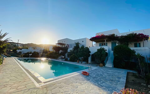 Mykonos Pool House 3: Schwimmbad, Resort, Eco Hotel, Gartenmöbel, Freizeit, Blumentopf, Ferienort, Sonnenliege, Hazienda, Landscaping