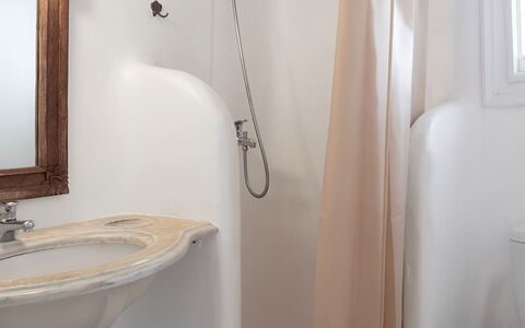 Mykonos Pool House 3: Badezimmer, Armatur, Wand, Weiss, Interior Design, Badewanne, Installation, Zimmer, Fussboden, Zapfhahn