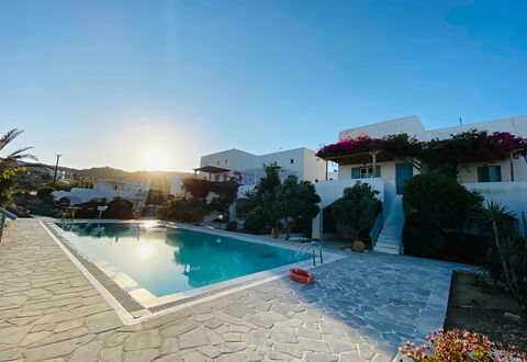 Mykonos Pool House 3: Schwimmbad, Resort, Eco Hotel, Gartenmöbel, Freizeit, Blumentopf, Ferienort, Sonnenliege, Hazienda, Landscaping