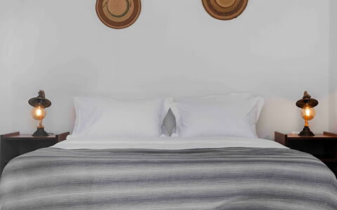 Mykonos Pool House 4: Linens, Schlafzimmer, Möbel, Textil, Bett, Bettdecke, Interior Design, Bedding, Bettrahmen, Kissen