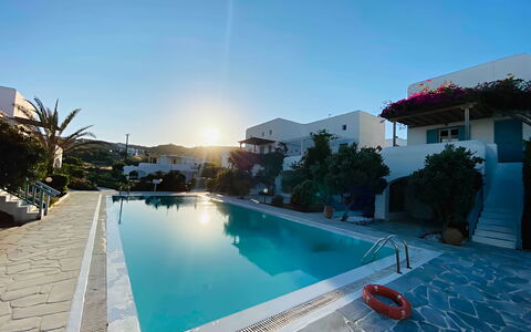 Mykonos Pool House 4: Schwimmbad, Resort, Gartenmöbel, Freizeit, Eco Hotel, Sonnenliege, Regenschirm, Ferienort, Urlaub, Hotel