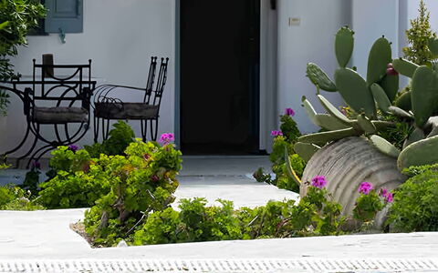 Mykonos Pool House 4: Blau, Schwimmbad, Gartenmöbel, Möbel, Resort, Stuhl, Schatten, Eco Hotel, Sonnenliege, Blumentopf