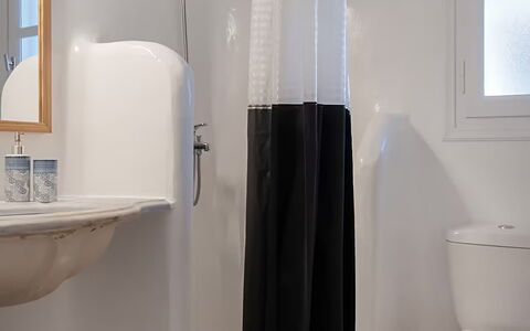 Mykonos Pool House 5: Weiss, Duschvorhang, Textil, Badezimmer, Interior Design, Vorhang, Armatur, Toilette, Badewanne