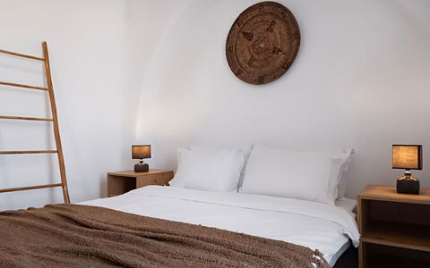 Mykonos Pool House 5: Möbel, Schlafzimmer, Holz, Bett, Bettdecke, Bedding, Interior Design, Fussboden, Linens, Beleuchtung