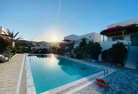 Mykonos Pool House 5: Schwimmbad, Resort, Gartenmöbel, Eco Hotel, Freizeit, Sonnenliege, Regenschirm, Ferienort, Hotel, Urlaub